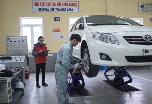 Trung tâm đào tạo Kỹ thuật Toyota Việt Nam đánh giá học viên  T-TEPGJ4A và T-TEPBP3A tại Trường Đại học Sao Đỏ